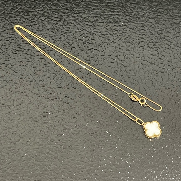 18K Saudi Gold with Clover pendant - Picture 1 of 1